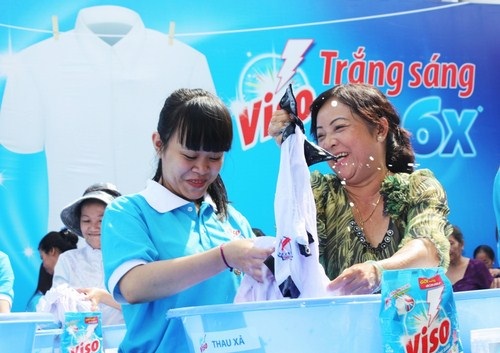 Cười vui khi tham gia ngày hội.