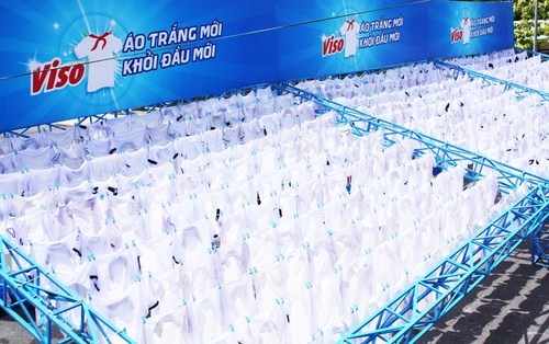 Hàng trăm chiếc áo trắng sáng như mới sau khi giặt.