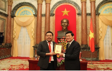 Ông Lương Trí Thìn - Tổng giám đốc Tập đoàn Đất Xanh nhận giải thưởng Sao Đỏ 2014.