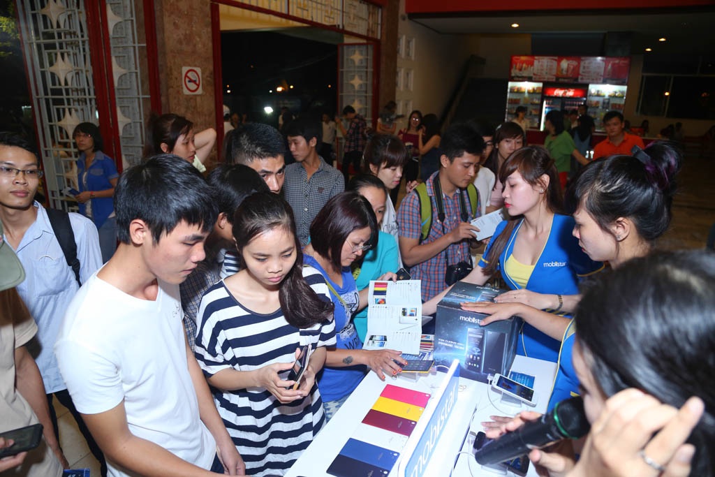 Hào hứng trải nghiệm điện thoại “7 sắc màu” thời trang mới