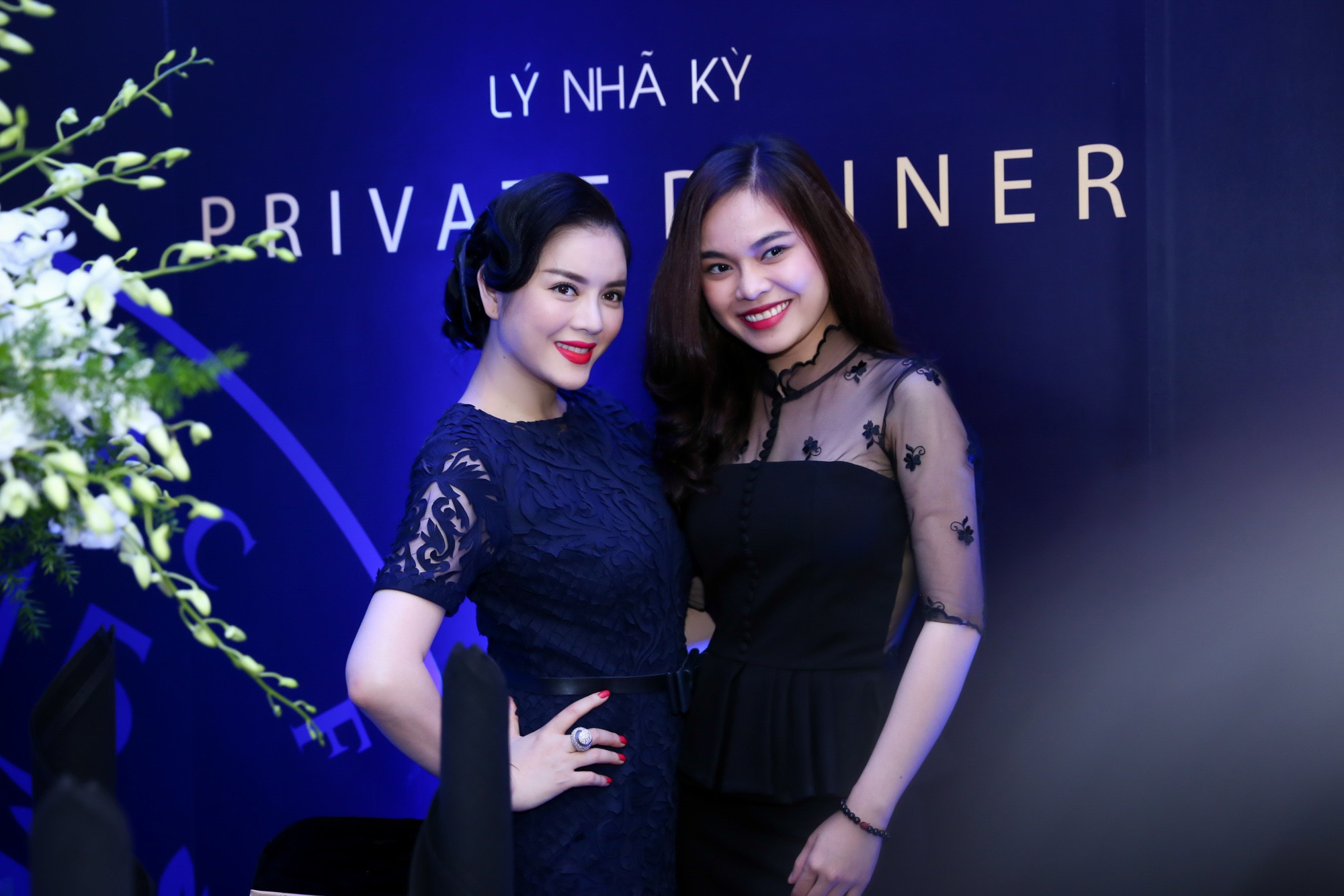 Lý Nhã Kỳ trò chuyện cùng ông Eric Danger, ông Thierry Giraud - đại sứ thương hiệu Martell