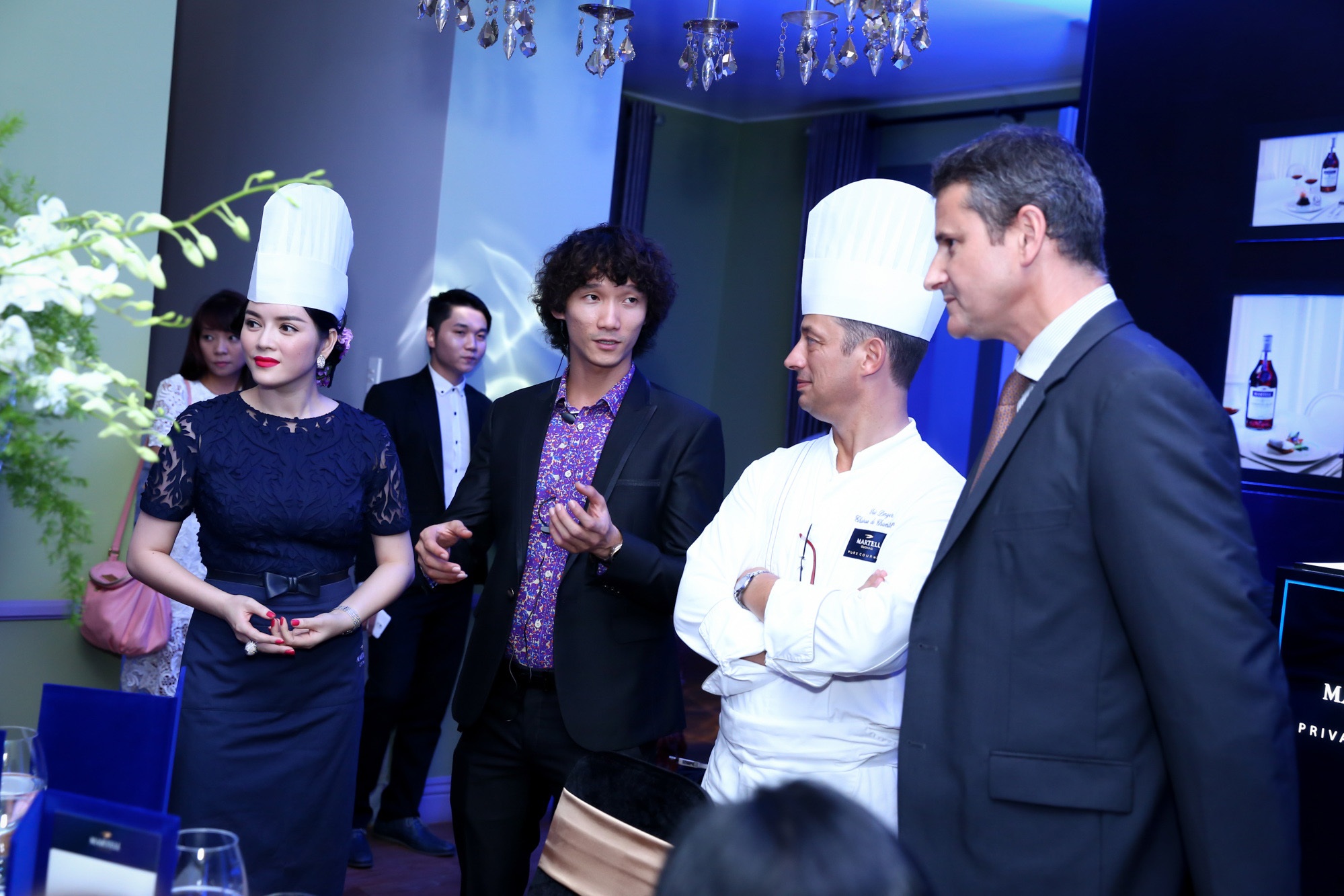 Lý Nhã Kỳ trò chuyện cùng ông Eric Danger, ông Thierry Giraud - đại sứ thương hiệu Martell