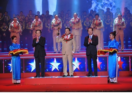 Ông Lương Trí Thìn - Tổng giám đốc Tập đoàn Đất Xanh nhận giải thưởng Sao Đỏ 2014.