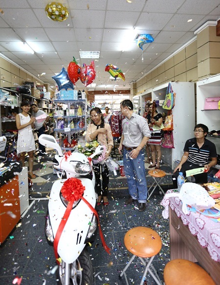 Người chơi may mắn nhất nhận được giải đặc biệt - xe máy Suzuki - chị Trần Hòa