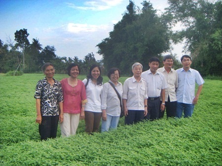 Trung tâm của dược liệu sạch - 2 Kỹ sư Lê Thị Tuyết Anh và sở KHCN-TPHCM trên cánh đồng Diệp Hạ Châu ở Phú Yên