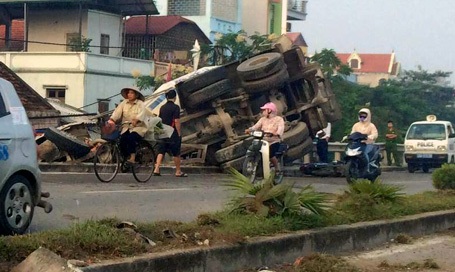 Hà Nội: Cố tránh xe máy, xe bồn cắm đầu xuống chân đê - 1 Chiếc xe bồn cắm đầu xuống dưới chân đê.