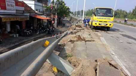 Hà Nội: Cố tránh xe máy, xe bồn cắm đầu xuống chân đê - 2 Một đoạn dài rào chắn bị ủi bay.