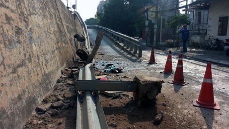 Hà Nội: Cố tránh xe máy, xe bồn cắm đầu xuống chân đê - 3 Một đoạn dài rào chắn bị ủi bay.
