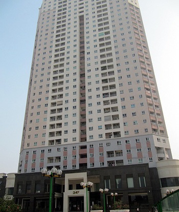 Tòa nhà 34T Hoàng Đạo Thúy, nơi xảy ra sự cố thang máy.