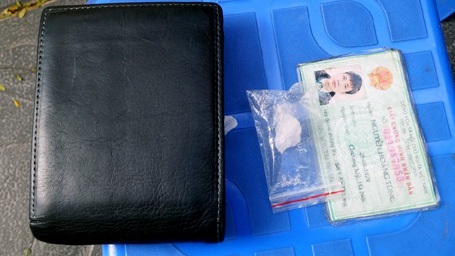Số ma túy đá được Tùng giấu trong băng vệ sinh phụ nữ rồi cất trong ví.