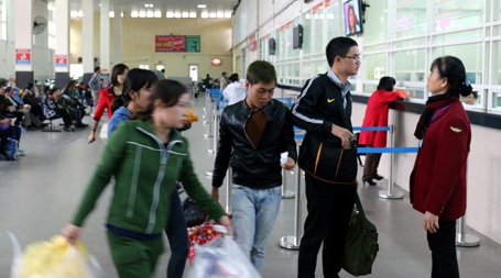 Hình ảnh "khác lạ" tại các bến xe ở Hà Nội - 1 Hình ảnh khác lạ tại các bến xe ở Hà Nội