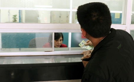 Hình ảnh "khác lạ" tại các bến xe ở Hà Nội - 9 Các cửa ra xe được tăng cường kiểm soát.