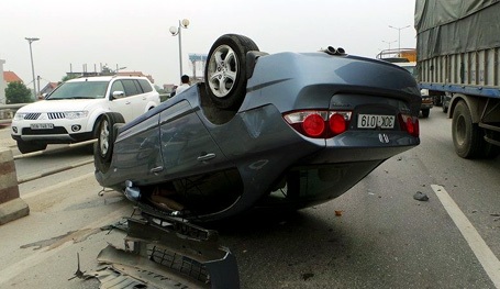 Xế hộp “phơi bụng”, tài xế thuê xe ôm rời khỏi hiện trường - 1 Chiếc xe Civic lật ngửa trên cầu Thanh Trì.