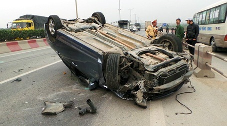 Xế hộp “phơi bụng”, tài xế thuê xe ôm rời khỏi hiện trường - 2 Phần đầu xe Civic hư hỏng nặng.