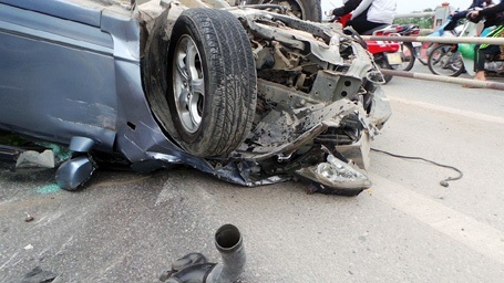 Xế hộp “phơi bụng”, tài xế thuê xe ôm rời khỏi hiện trường - 3 Phần đầu xe Civic hư hỏng nặng.