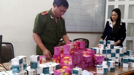 Lực lượng chức năng kiểm đếm số thuốc giả thu giữ được.