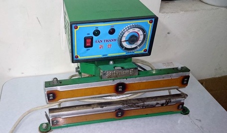 Máy dập hàn mép túi bị thu giữ.