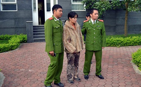 Hà Nội: Bắt cóc bé gái giữa ban ngày để tống tiền 30 triệu đồng - 2 Vũ Thị Thúy Liễu bị cảnh sát bắt khẩn cấp.