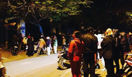 Hà Nội: Chợ Đồng Xa phát hỏa lúc nửa đêm - 2 Các tiểu thương đứng ngồi không yên ở bên ngoài chợ. (Ảnh: CTV)
