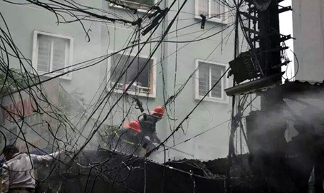 Hà Nội: Hai xưởng gỗ phát hỏa trong mưa - 1 Lực lượng Cảnh sát PCCC tiếp cận đám cháy từ nhiều hướng.