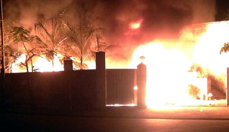 Hà Nội: Phá tường dập đám cháy lớn trong khu công nghiệp - 1 Ngọn lửa bốc lên mạnh, sáng rực một vùng. (Ảnh: CTV)