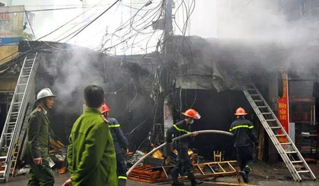 Hà Nội: Hai xưởng gỗ phát hỏa trong mưa - 2 Lửa liếm vào 2 xưởng gỗ.
