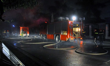 Hà Nội: Phá tường dập đám cháy lớn trong khu công nghiệp - 2 Nhiều xe cứu hỏa được điều động đến hiện trường.