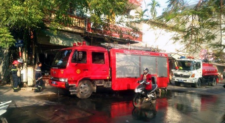 Cơ sở sản xuất mành rèm phát hỏa lúc sáng sớm - 2 Lực lượng Cảnh sát PCCC đến hiện trường ứng cứu.