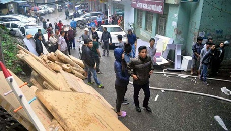 Hà Nội: Hai xưởng gỗ phát hỏa trong mưa - 3 Đồ đạc trong các cửa hàng gần đám cháy được chuyển ra ngoài.