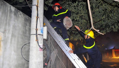 Hà Nội: Phá tường dập đám cháy lớn trong khu công nghiệp - 3 Các chiến sĩ cứu hỏa tiếp cận đám cháy từ nhiều hướng.