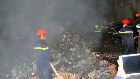 Hà Nội: Phá tường dập đám cháy lớn trong khu công nghiệp - 4 Nhiều vật liệu trong kho bị lửa thiêu rụi.