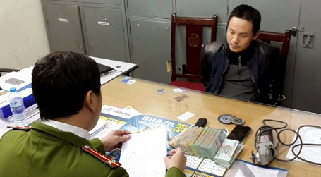 Điều tra viên lấy lời khai của Quỳnh.