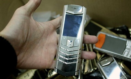 Trong số điện thoại bị thu giữ có những chiếc điện thoại thuộc dòng sang trọng.