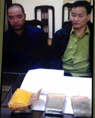 Hà Nội: Vận chuyển thuê 3 bánh heroin với giá 30 triệu đồng - 1 Hai đối tượng Thắng, Hùng cùng tang vật của vụ án. (Ảnh: Cơ quan điều tra cung cấp)