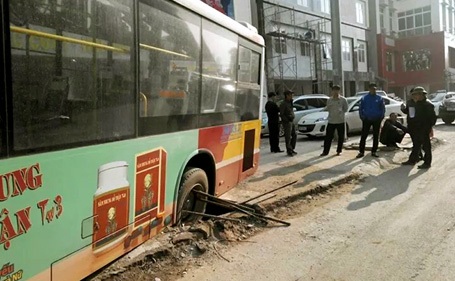 Xe buýt sụt hố ga ngay sát hiện trường vụ sập giàn giáo - 2 Bánh sau xe buýt sập xuống hố ga, khiến chiếc xe buýt nghiêng hẳn sang 1 bên.