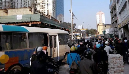 Xe buýt sụt hố ga ngay sát hiện trường vụ sập giàn giáo - 3 Ùn tắc đoạn đường xảy ra tai nạn.