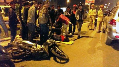 Hà Nội: Dân dựng xe chặn đầu ô tô gây tai nạn định bỏ chạy - 1 Đôi vợ chồng đi xe máy bị hất văng ra đường.