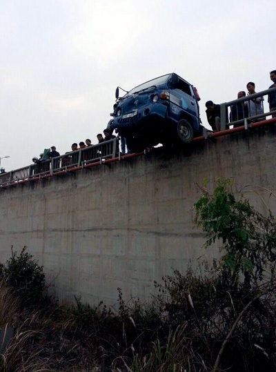 Chiếc xe tải may mắn không lao xuống đường gom phía dưới, cách mặt cầu chừng hơn 3m.