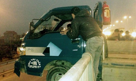 Đoạn lan can cầu bị xe tải hất tung.