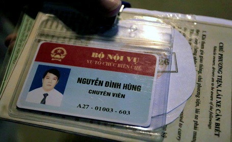 Chuyên viên Bộ Nội vụ “dọa” CSGT bị phạt 12,5 triệu đồng - 2 Thẻ Chuyên viên của lái xe Nguyễn Đình Hùng.