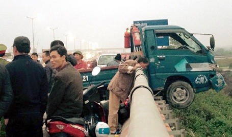 Đoạn lan can cầu bị xe tải hất tung.