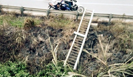 Đoạn lan can cầu bị xe tải hất tung.