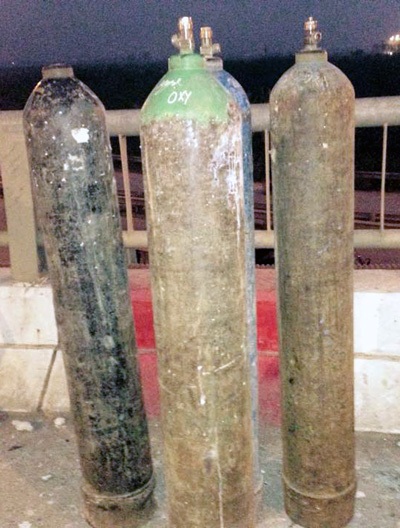 Các bình o-xy trên thùng xe tải bị văng ra được gom lại.