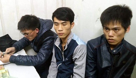 Hà Nội: Nam thanh niên nuốt hồng phiến vào bụng khi gặp 141 - 1 Ba thanh niên Dương, Tuân và Toàn.