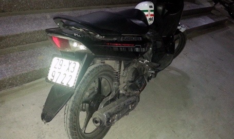 Hà Nội: Vừa đột nhập vào nhà dân, trộm tài sản thì “đụng” 141 - 3 Chiếc xe tang vật cùng số tài sản trong cốp xe.