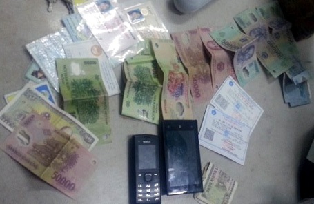 Hà Nội: Vừa đột nhập vào nhà dân, trộm tài sản thì “đụng” 141 - 4 Chiếc xe tang vật cùng số tài sản trong cốp xe.