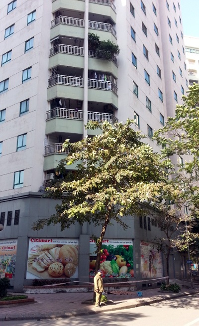 Hà Nội: Một phụ nữ rơi từ tầng 7 chung cư xuống đất - 1 Hiện trường vụ việc.