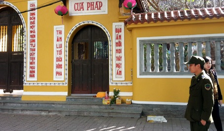 Xác hài nhi bị bỏ ở cổng chùa Quán Sứ cùng lời xin lỗi - 1 Xác hài nhi bị bỏ lại ở cổng chùa Quán Sứ.