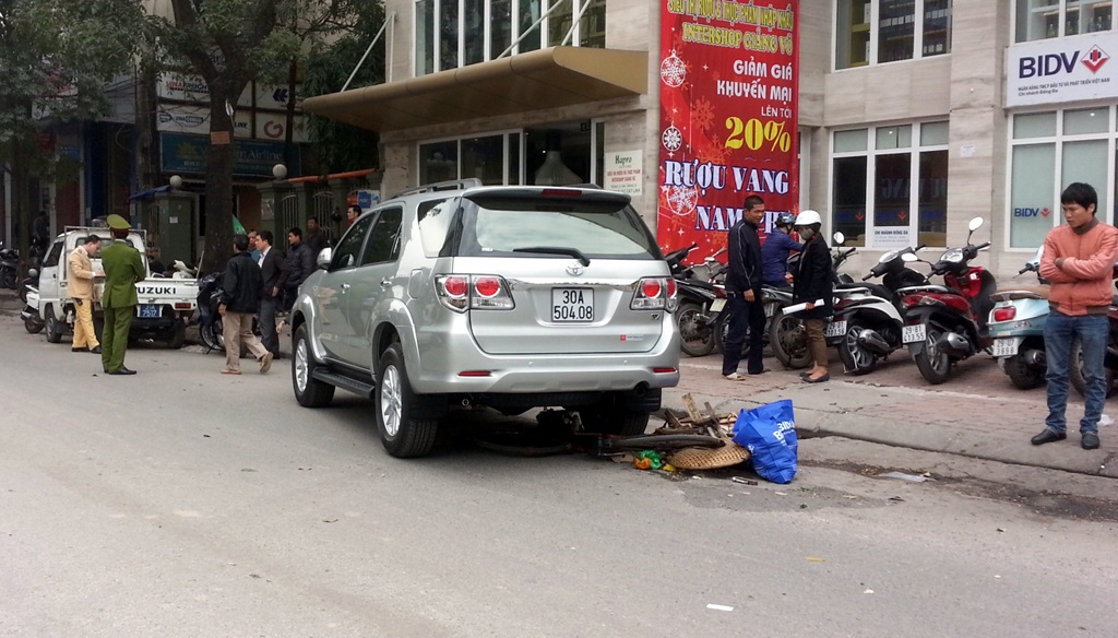 Hà Nội: Người phụ nữ bán hàng rong bị xế hộp cuốn vào gầm - 1 Hiện trường vụ tai nạn.