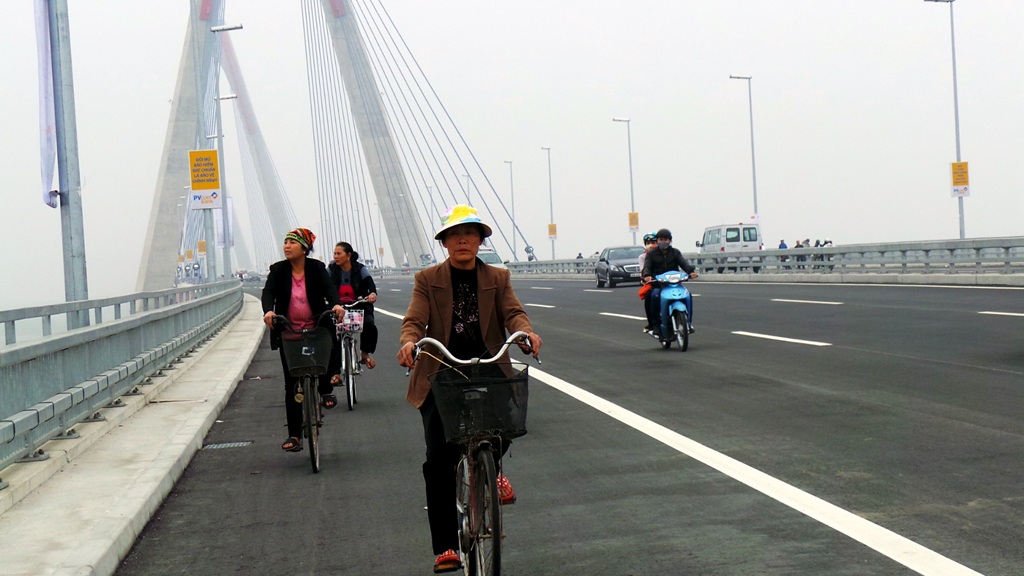 Xử nghiêm người đỗ xe, chụp ảnh trên cầu Nhật Tân - 7 Trẻ nhỏ cũng rủ nhau đưa xe đạp lên cầu.